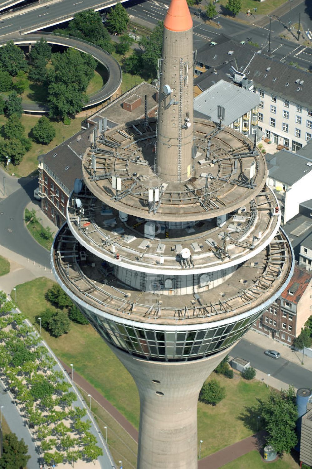 Düsseldorf von oben - Der Rheinturm - Fernsehturm in Düsseldorf