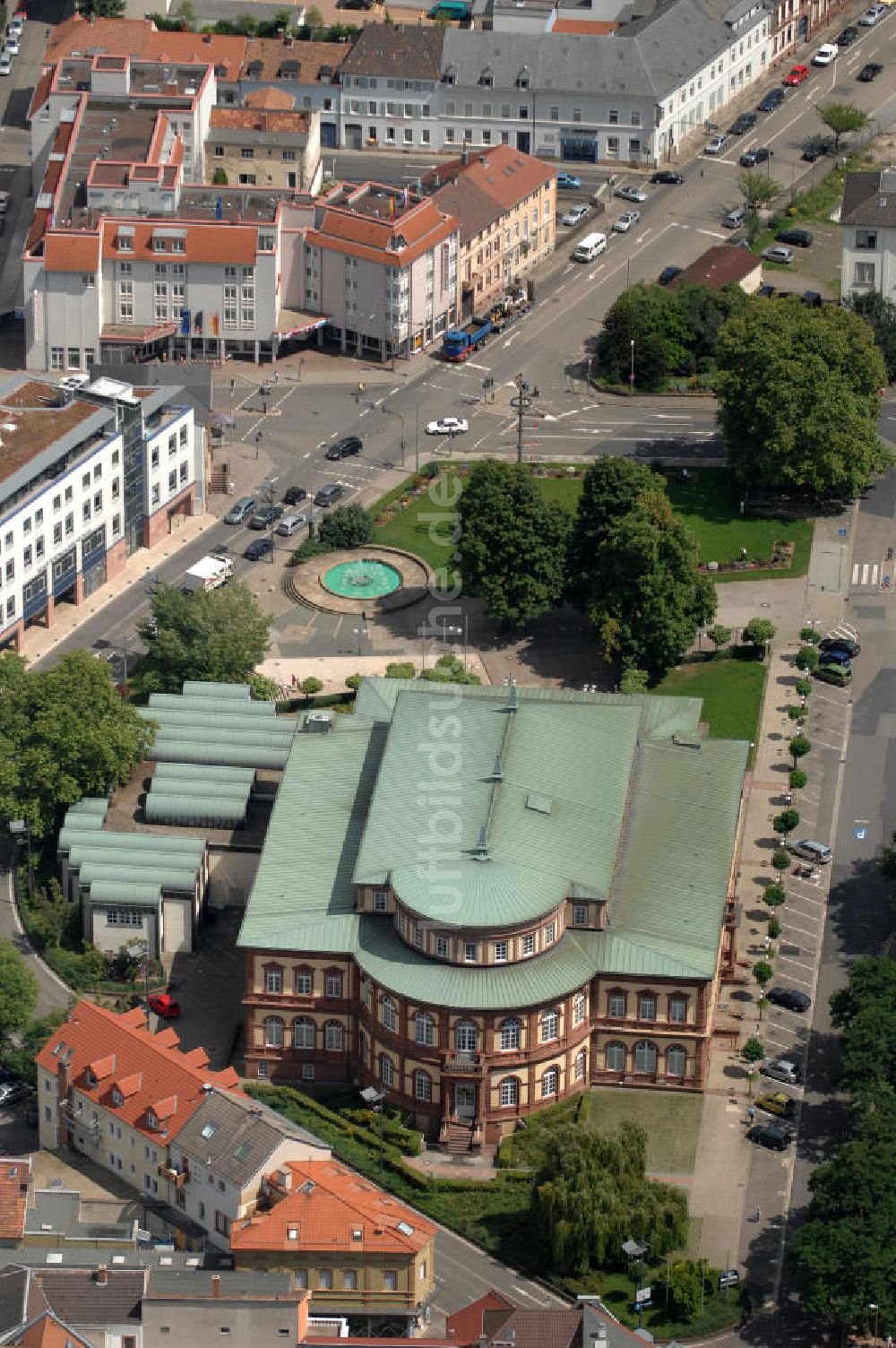 Neustadt an der Weinstraße aus der Vogelperspektive: Der Saalbau in Neustadt an der Weinstraße