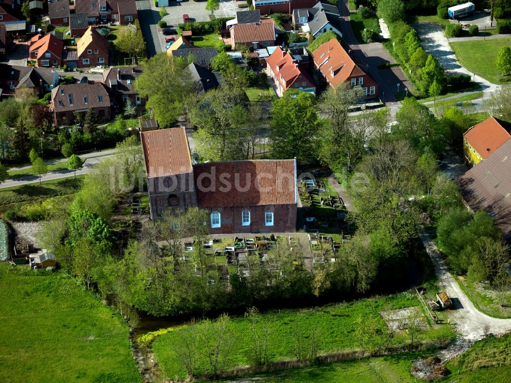 Luftbild Suurhusen - Der schiefe Turm von Suurhusen im Bundesland Nierdersachsen