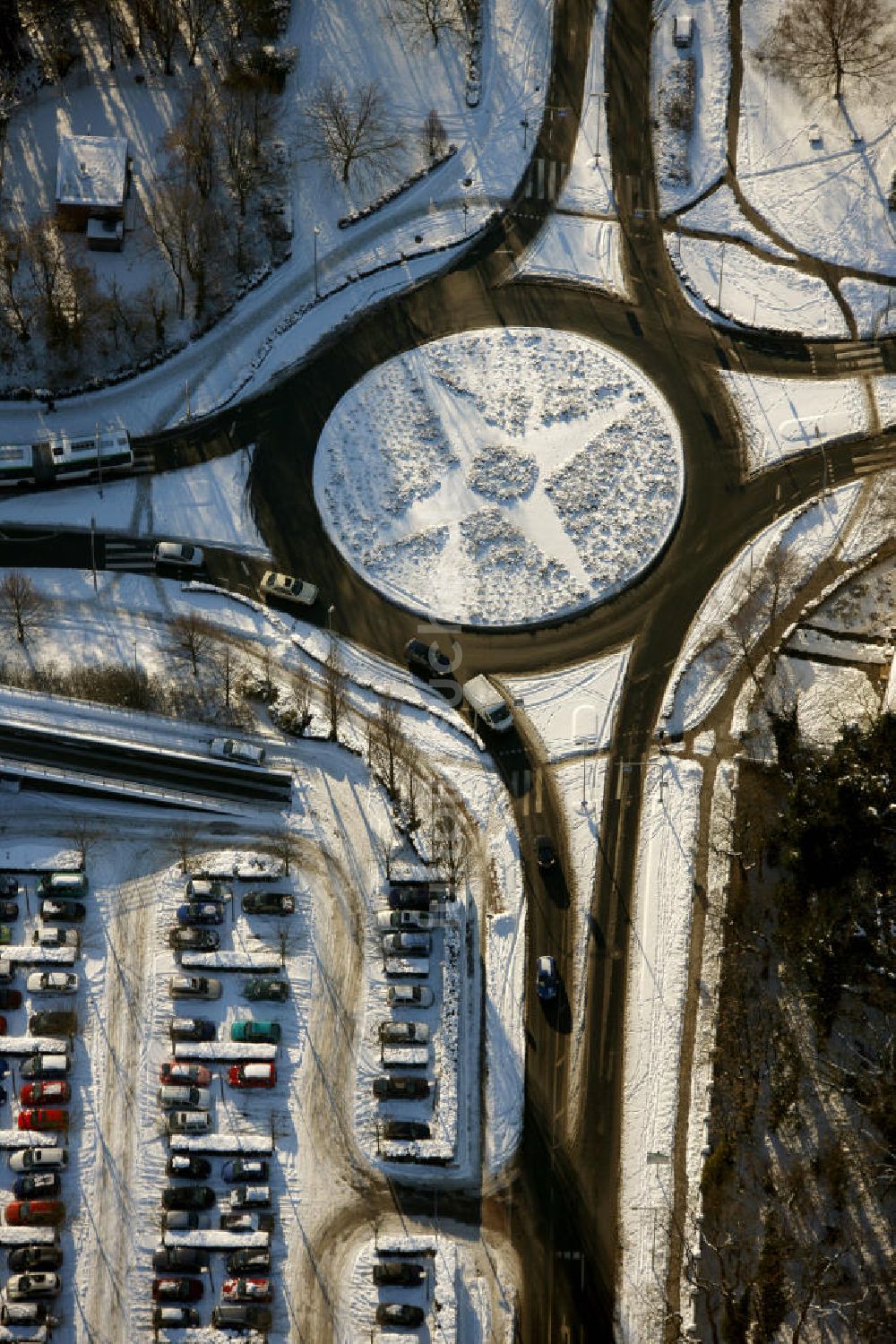 Oberhausen von oben - Der Schnee bedeckte Kreisverkehr der Concordiastraße und der Hansastraße in Oberhausen