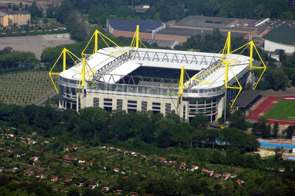 DORTMUND von oben - Der Signal Iduna Park (bis Ende November 2005 Westfalenstadion) ist mit 80.708 Zuschauerplätzen in Bundesliga-Konfiguration das größte reine Fußballstadion Deutschlands