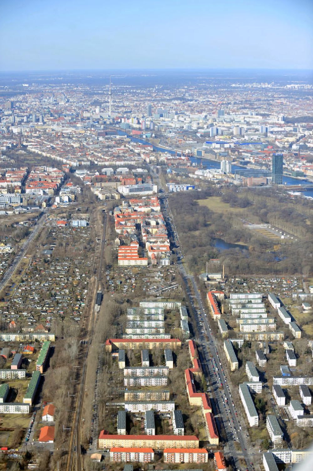 Berlin von oben - Der Stadtteil Treptow von Berlin an der Köpenicker Landtraße mit dem Verlauf der Spree