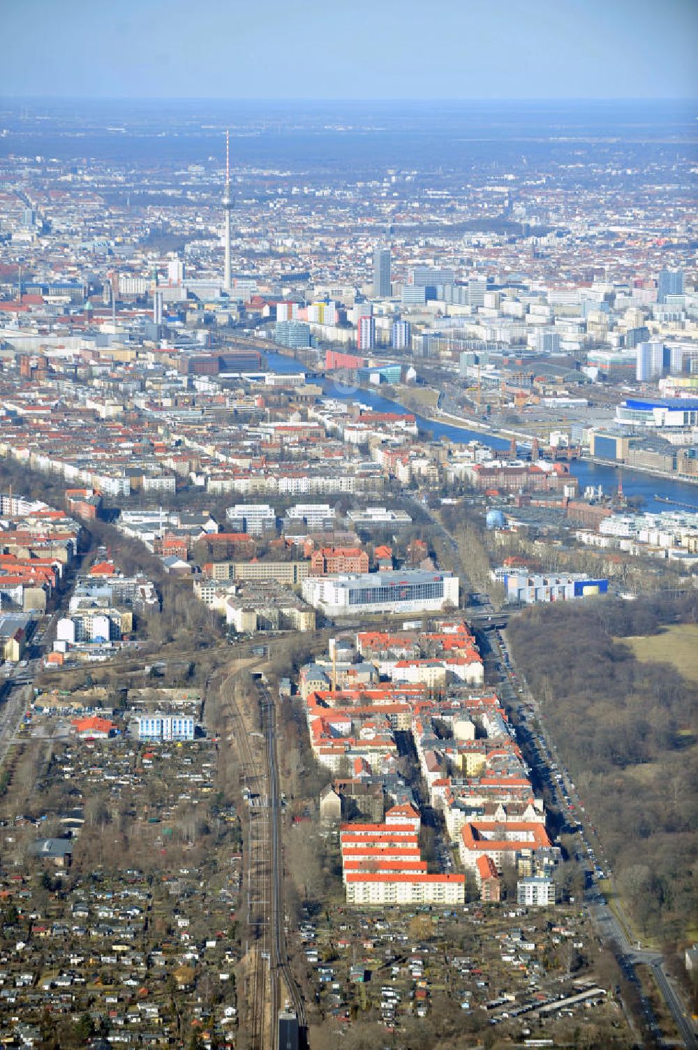 Berlin aus der Vogelperspektive: Der Stadtteil Treptow von Berlin an der Köpenicker Landtraße mit dem Verlauf der Spree