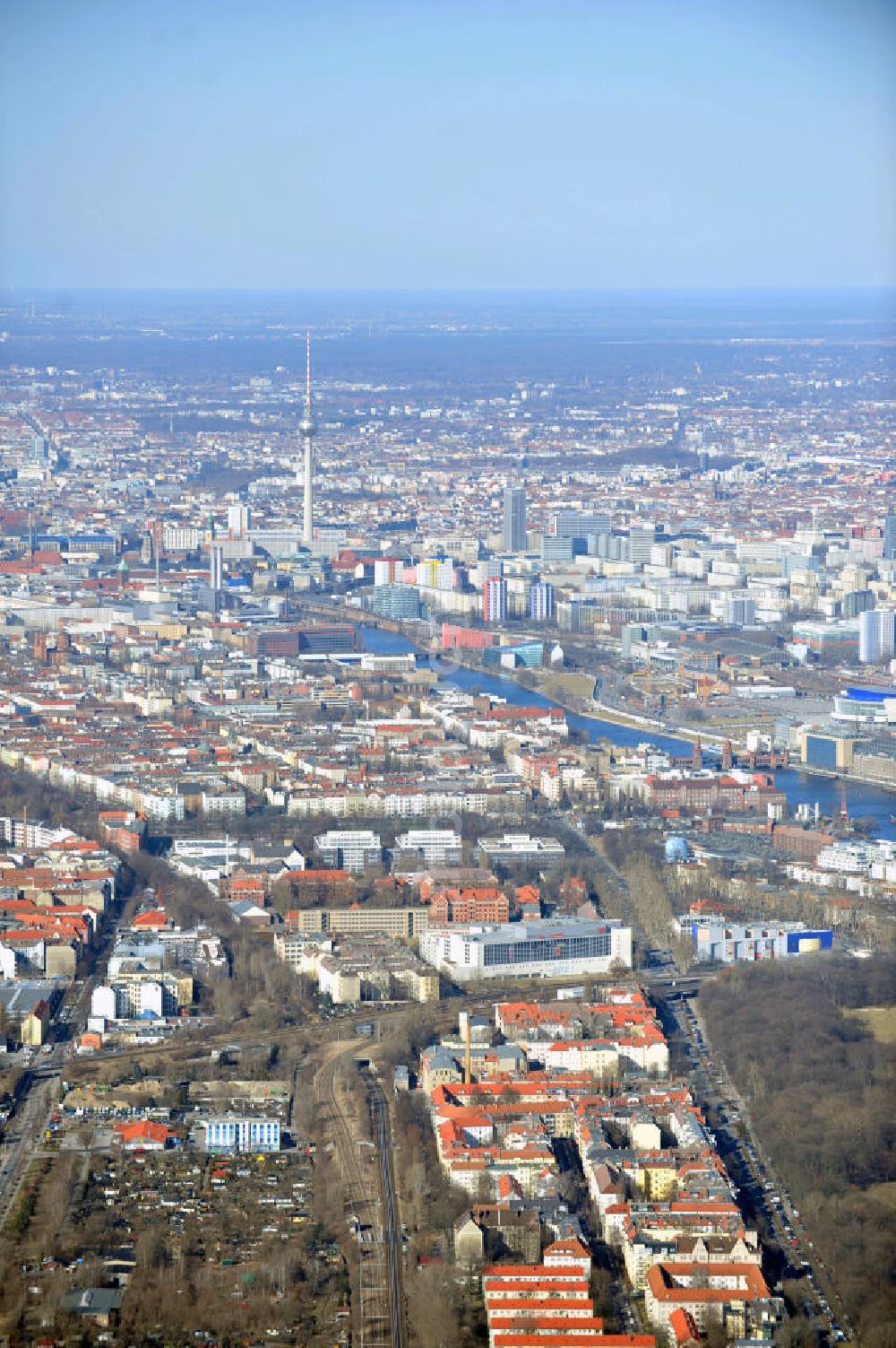 Luftbild Berlin - Der Stadtteil Treptow von Berlin an der Köpenicker Landtraße mit dem Verlauf der Spree