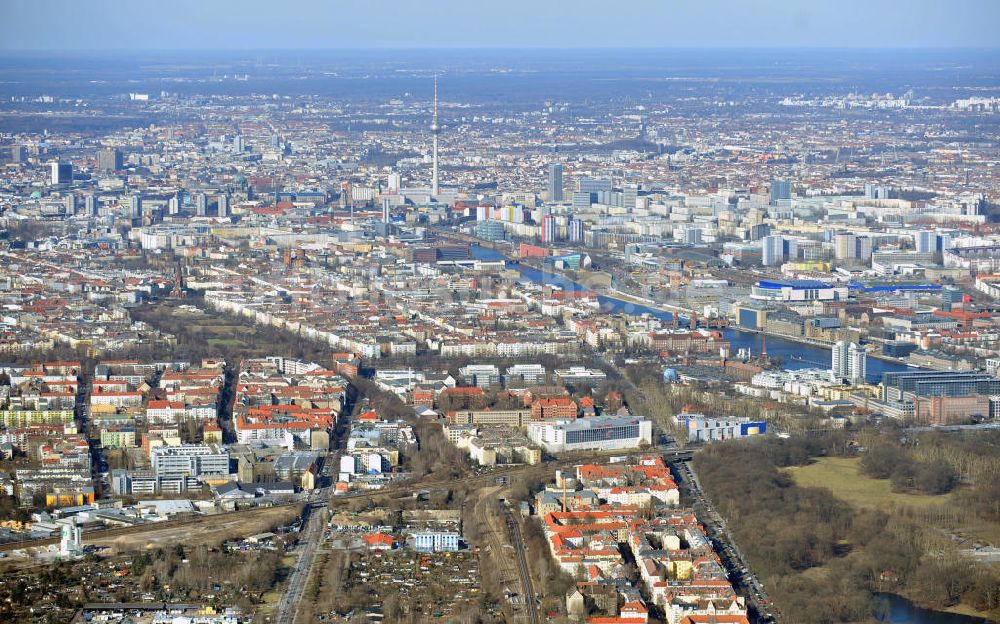 Luftaufnahme Berlin - Der Stadtteil Treptow von Berlin an der Köpenicker Landtraße mit dem Verlauf der Spree