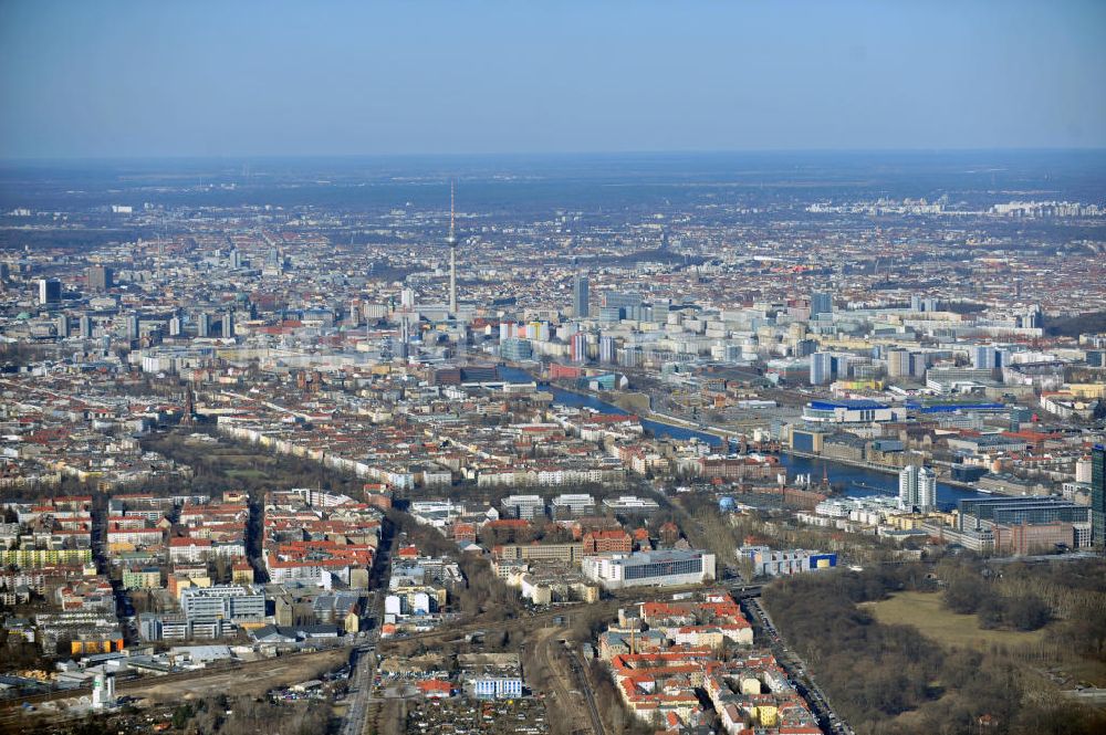 Berlin von oben - Der Stadtteil Treptow von Berlin an der Köpenicker Landtraße mit dem Verlauf der Spree