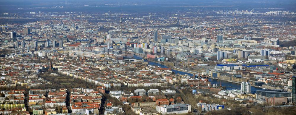 Berlin aus der Vogelperspektive: Der Stadtteil Treptow von Berlin mit dem Verlauf der Spree