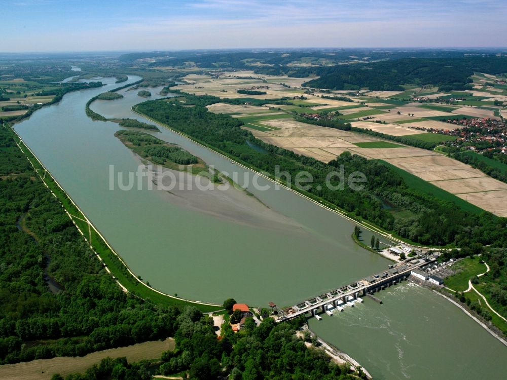 Luftbild Ering - Der Stausee des Kraftwerk Ering-Frauenstein in der Gemeinde Ering im Bundesland Bayern