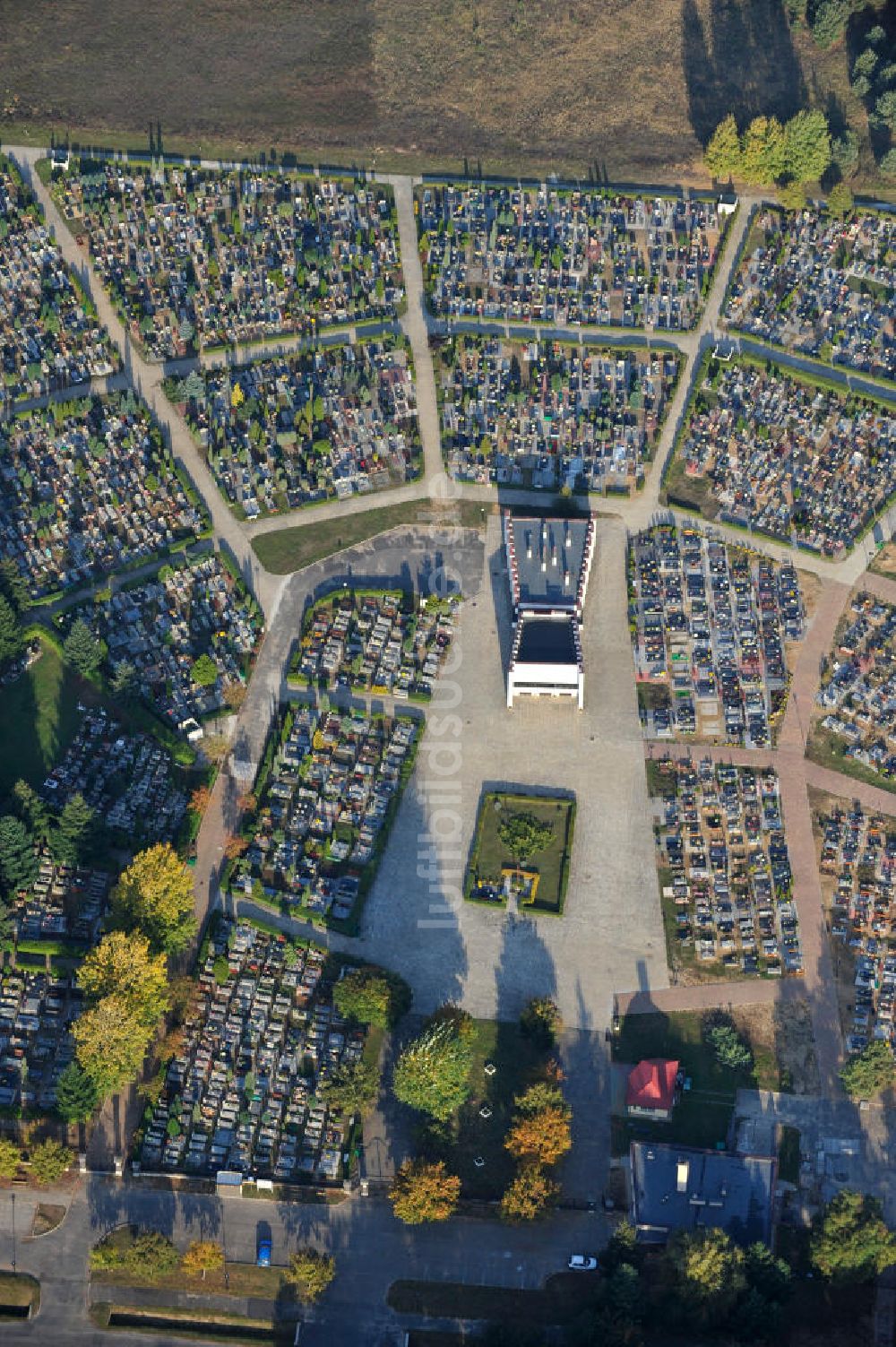 Luftaufnahme POLKOWICE - Der städtische Friedhof von Polkowice in Polen