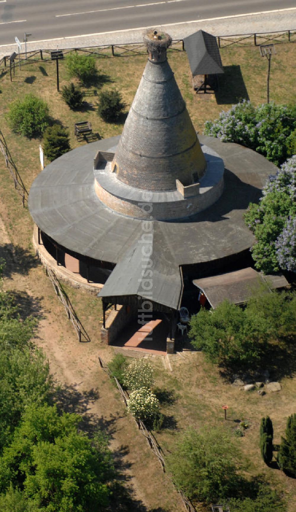 Luftbild Rathsdorf - Der Storchenturm in Rathsdorf