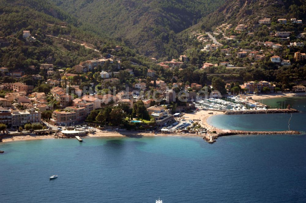 Luftaufnahme Théole-sur-Mer - Der Strand und der Hafen von Théole-sur-Mer