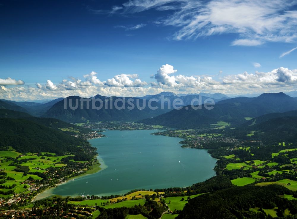 Tegernsee von oben - Der Tegernsee in den Bayerischen Alpen im Bundesland Bayern