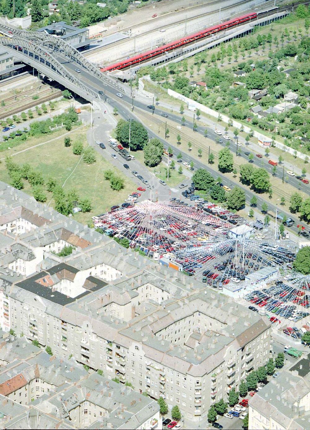 Luftbild Berlin - Prenzlauer Berg - DER TOP AUTOMARKT an der Bornholmer Brücke in Berlin-Prenzlauer Berg.