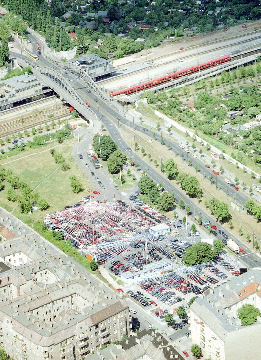 Luftaufnahme Berlin - Prenzlauer Berg - DER TOP AUTOMARKT an der Bornholmer Brücke in Berlin-Prenzlauer Berg.