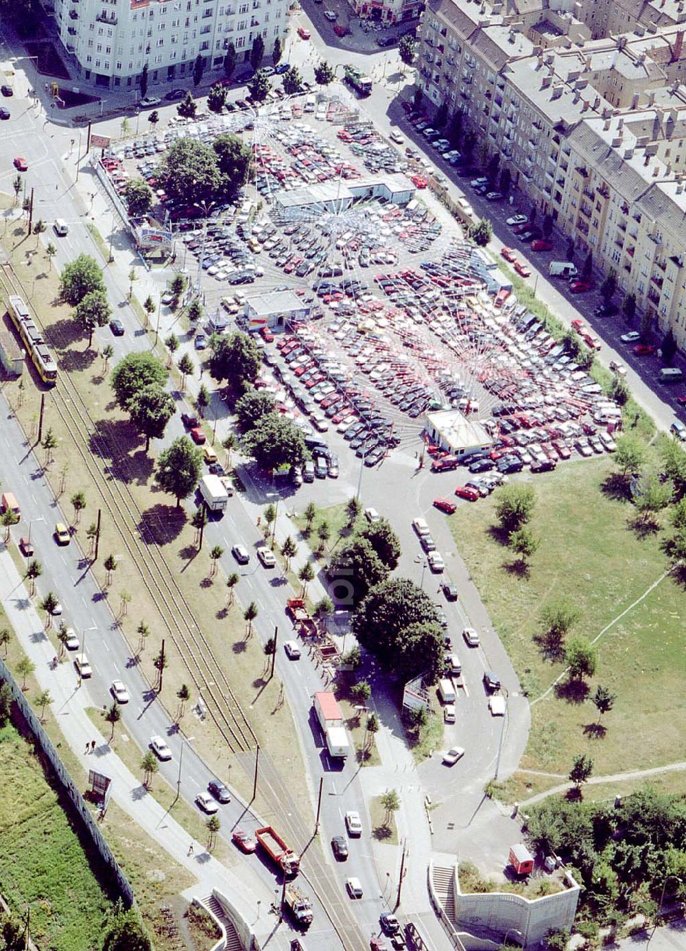 Berlin - Prenzlauer Berg von oben - DER TOP AUTOMARKT an der Bornholmer Brücke in Berlin-Prenzlauer Berg.