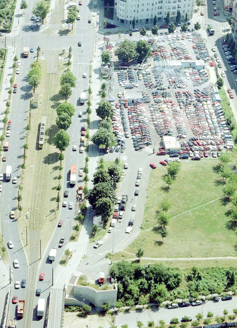 Berlin - Prenzlauer Berg aus der Vogelperspektive: DER TOP AUTOMARKT an der Bornholmer Brücke in Berlin-Prenzlauer Berg.