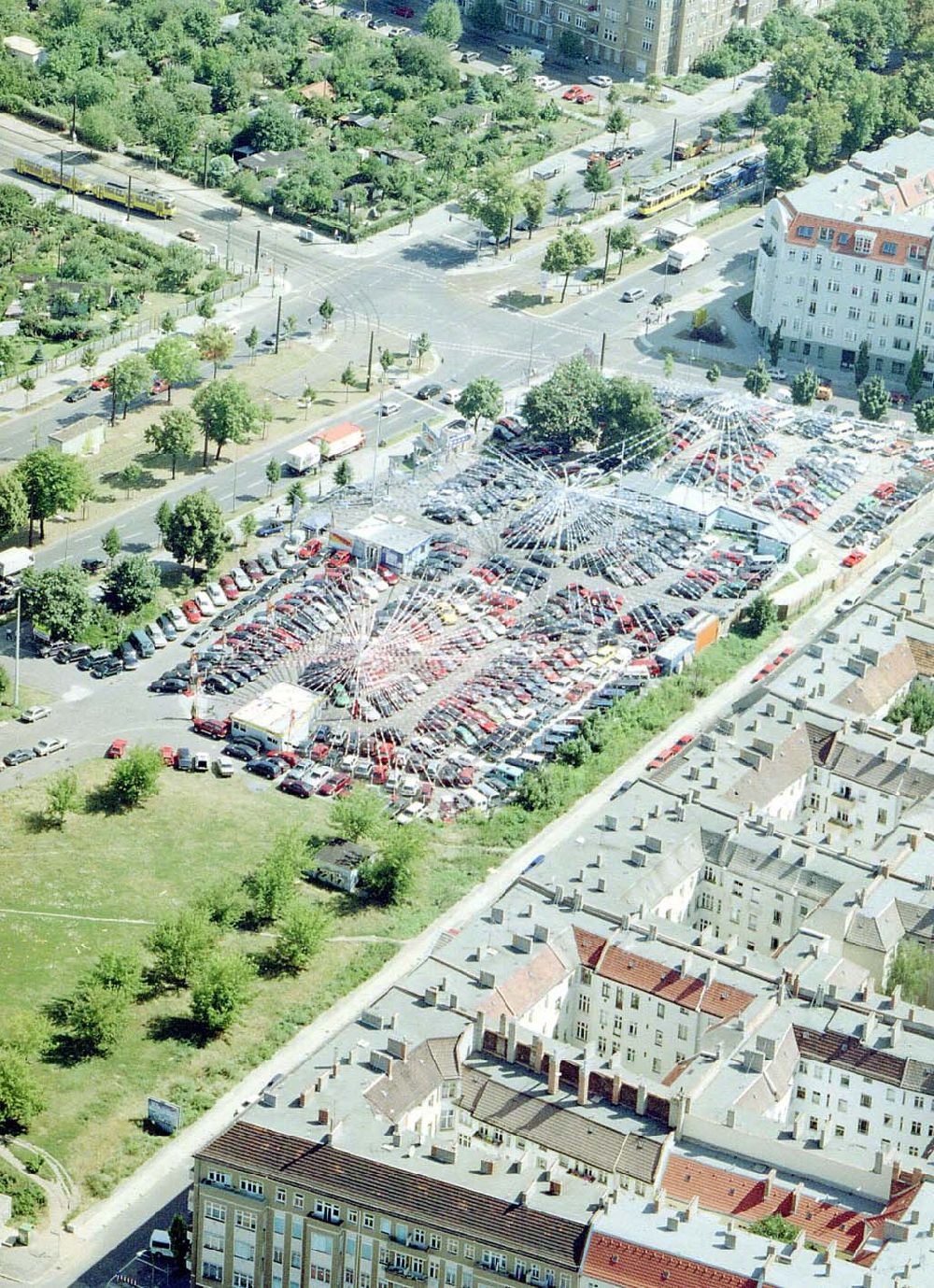 Luftbild Berlin - Prenzlauer Berg - DER TOP AUTOMARKT an der Bornholmer Brücke in Berlin-Prenzlauer Berg.