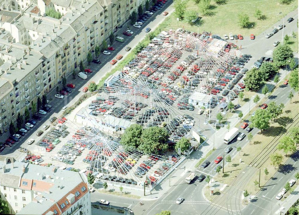 Luftaufnahme Berlin - Prenzlauer Berg - DER TOP AUTOMARKT an der Bornholmer Brücke in Berlin-Prenzlauer Berg.