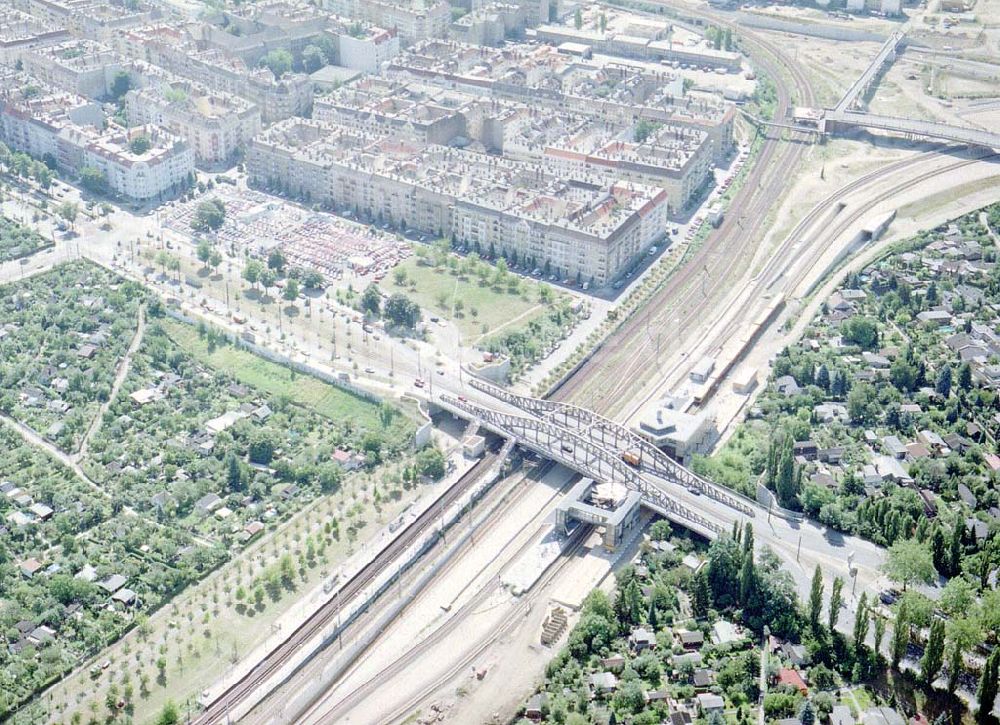 Berlin - Prenzlauer Berg von oben - DER TOP AUTOMARKT an der Bornholmer Brücke in Berlin-Prenzlauer Berg.