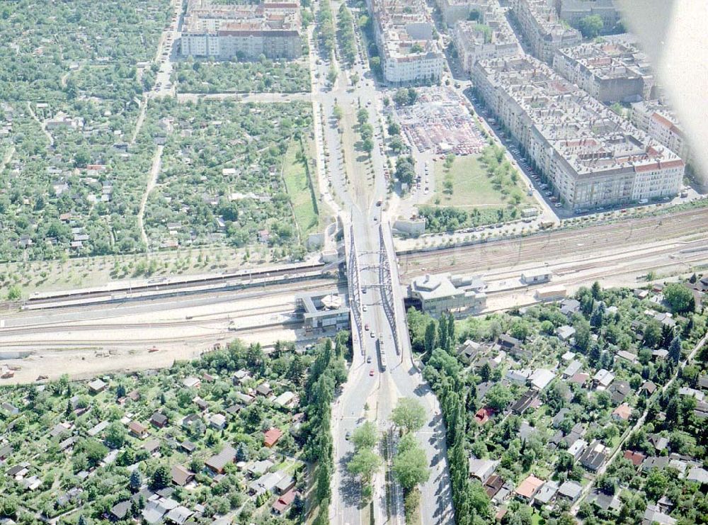 Berlin - Prenzlauer Berg aus der Vogelperspektive: DER TOP AUTOMARKT an der Bornholmer Brücke in Berlin-Prenzlauer Berg.