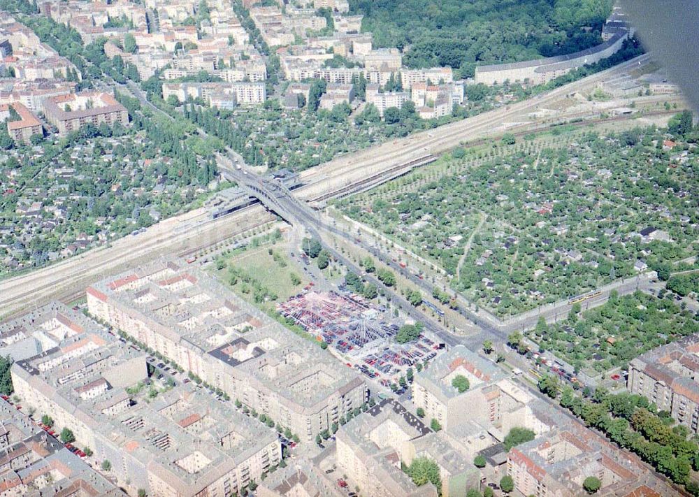 Luftbild Berlin - Prenzlauer Berg - DER TOP AUTOMARKT an der Bornholmer Brücke in Berlin-Prenzlauer Berg.