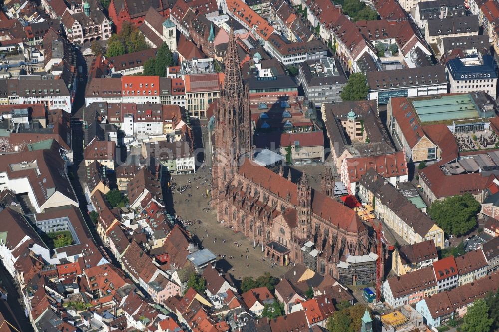 Freiburg im Breisgau aus der Vogelperspektive: Der Turm vom Freiburger Münster im Altstadt- Zentrum in Freiburg im Breisgau im Bundesland Baden-Württemberg, Deutschland, zeigt sich seit Jahren wieder einmal ohne Gerüst