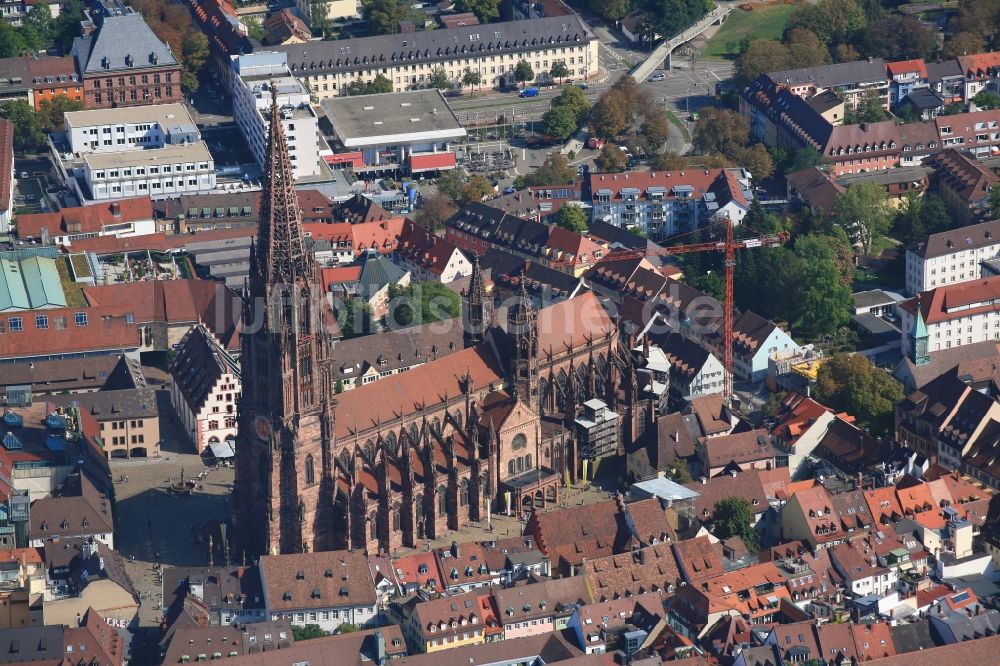 Luftbild Freiburg im Breisgau - Der Turm vom Freiburger Münster im Altstadt- Zentrum in Freiburg im Breisgau im Bundesland Baden-Württemberg, Deutschland, zeigt sich seit Jahren wieder einmal ohne Gerüst