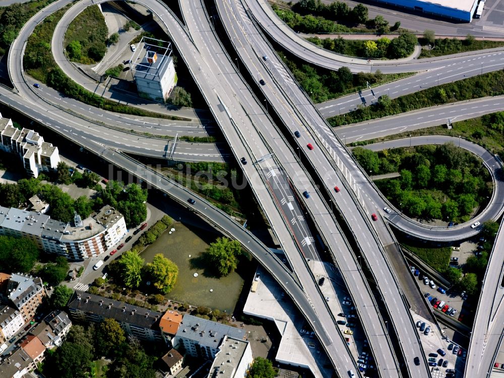 Mannheim von oben - Der Verkehrsknotenpunkt an der Rheinuferstraße in Mannheim im Bundesland Baden-Württemberg