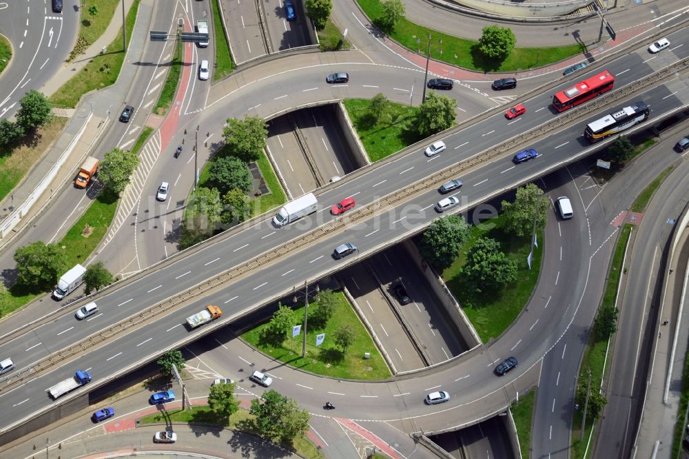 Koblenz aus der Vogelperspektive: Der Verkehrsknotenpunkt Saarplatz in der Stadtmitte von Koblenz im Bundesland Rheinland-Pfalz