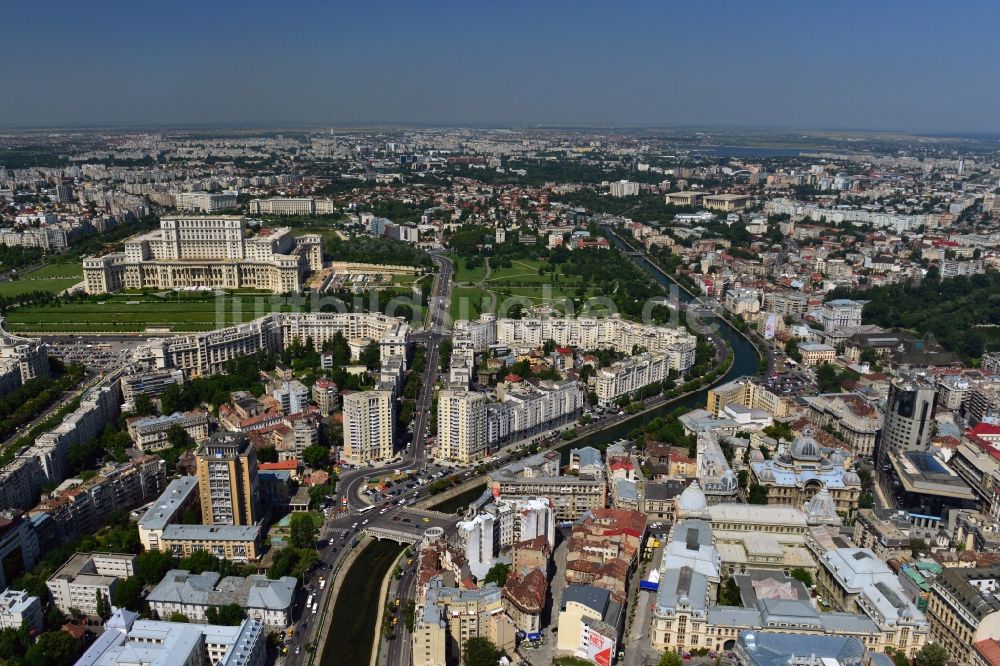 Luftaufnahme Bukarest - Der Verlauf des Flusses Dambovita im Zentrum von Bukarest in Rumänien