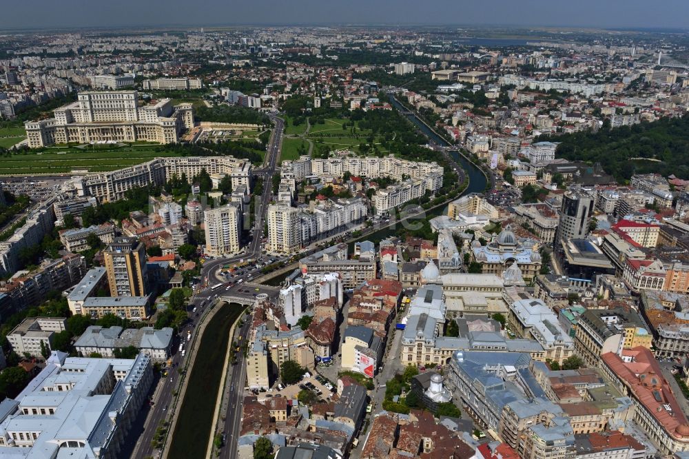 Bukarest von oben - Der Verlauf des Flusses Dambovita im Zentrum von Bukarest in Rumänien