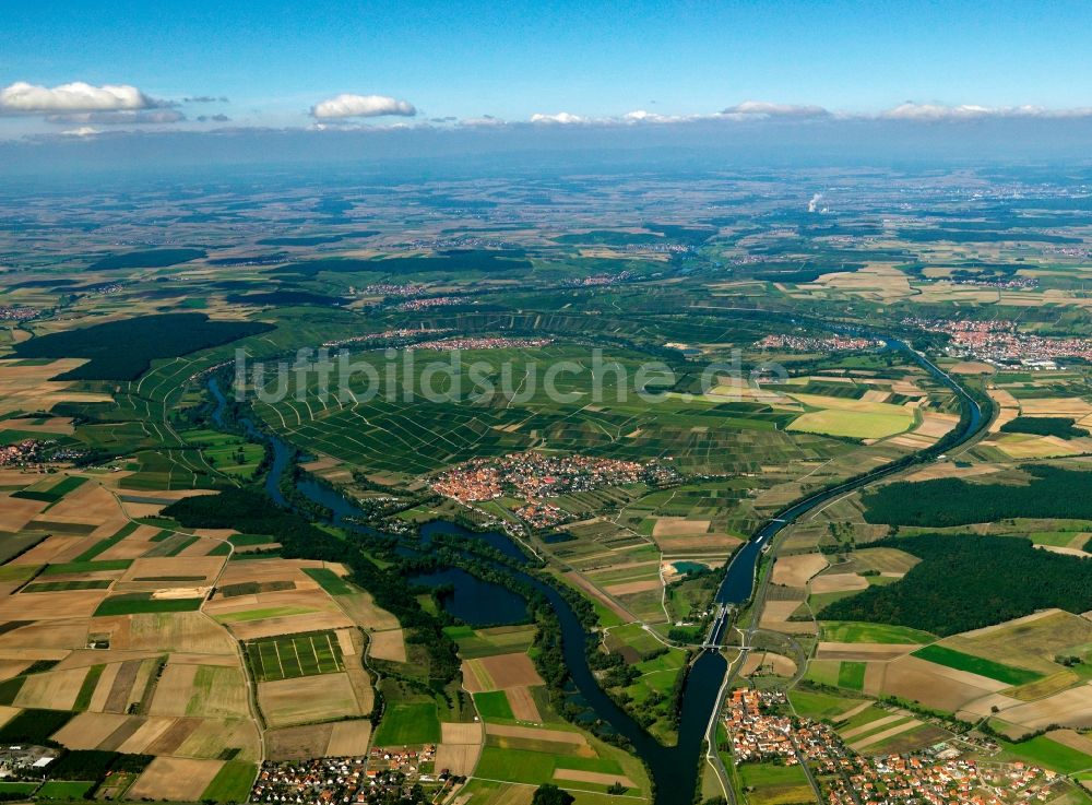 Volkach von oben - Der Verlauf des Main und die Mainschleife in Sommerach im Verwaltungsgebiet Volkach im Bundesland Bayern