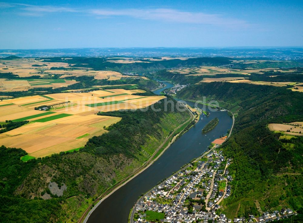 Oberfell aus der Vogelperspektive: Der Verlauf der Mosel bei Oberfell im Bundesland Rheinland Pfalz