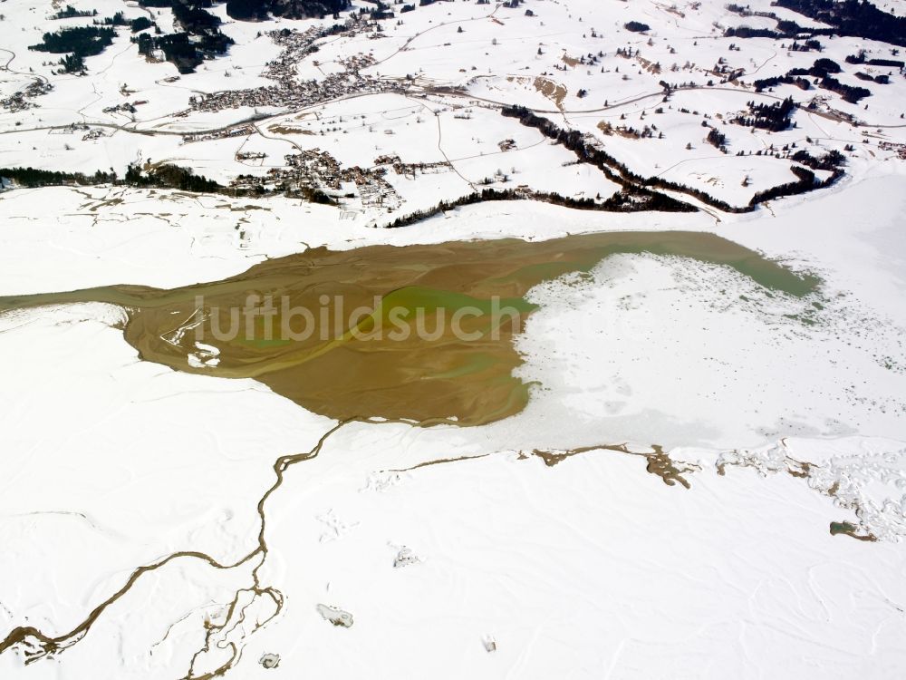 Luftbild Rieden am Forggensee - Der verschneite und zugefrorene Forggensee bei Rieden am Forggensee im Bundesland Bayern