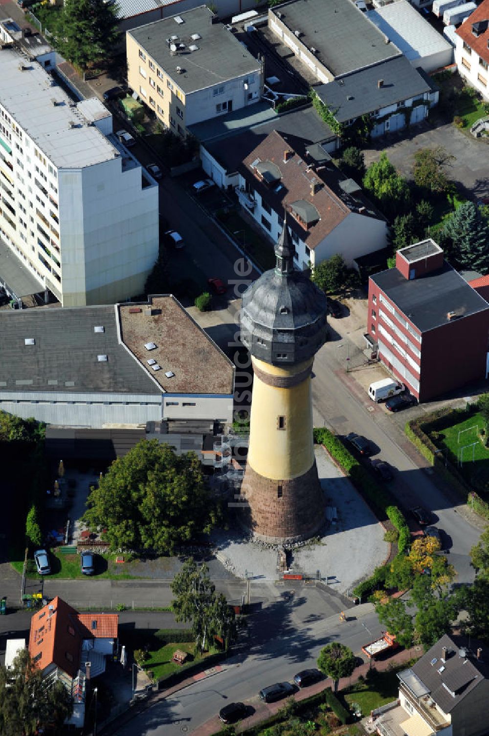 Frankfurt am Mai OT Rödelheim aus der Vogelperspektive: Der Wasserturm am Schultheißenweg Ecke Seegewann in Frankfurt-Rödelheim