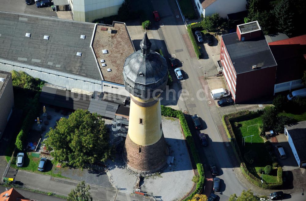 Luftbild Frankfurt am Mai OT Rödelheim - Der Wasserturm am Schultheißenweg Ecke Seegewann in Frankfurt-Rödelheim