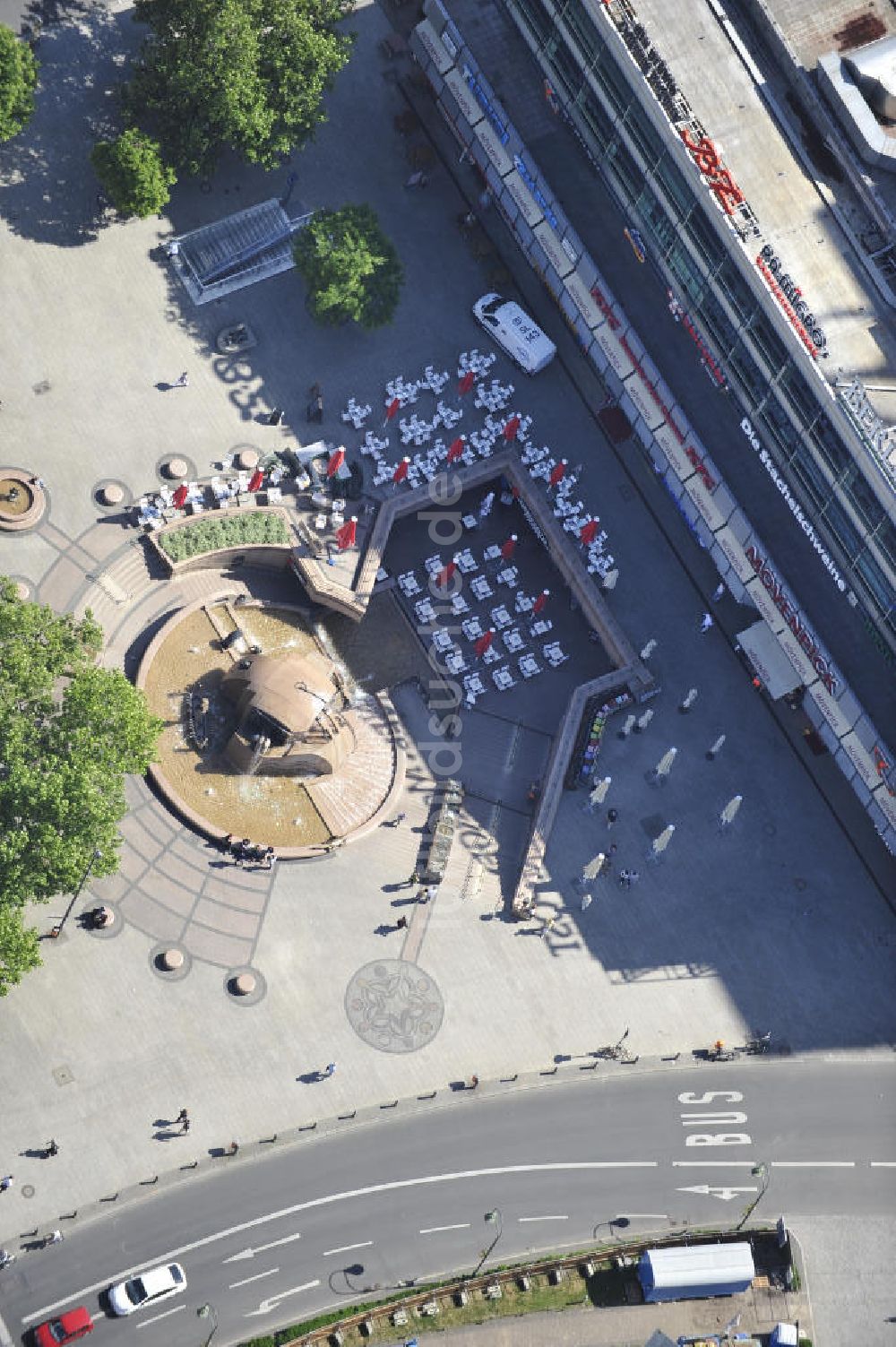 Berlin aus der Vogelperspektive: Der Weltkugelbrunnen am Breitscheidplatz in Berlin