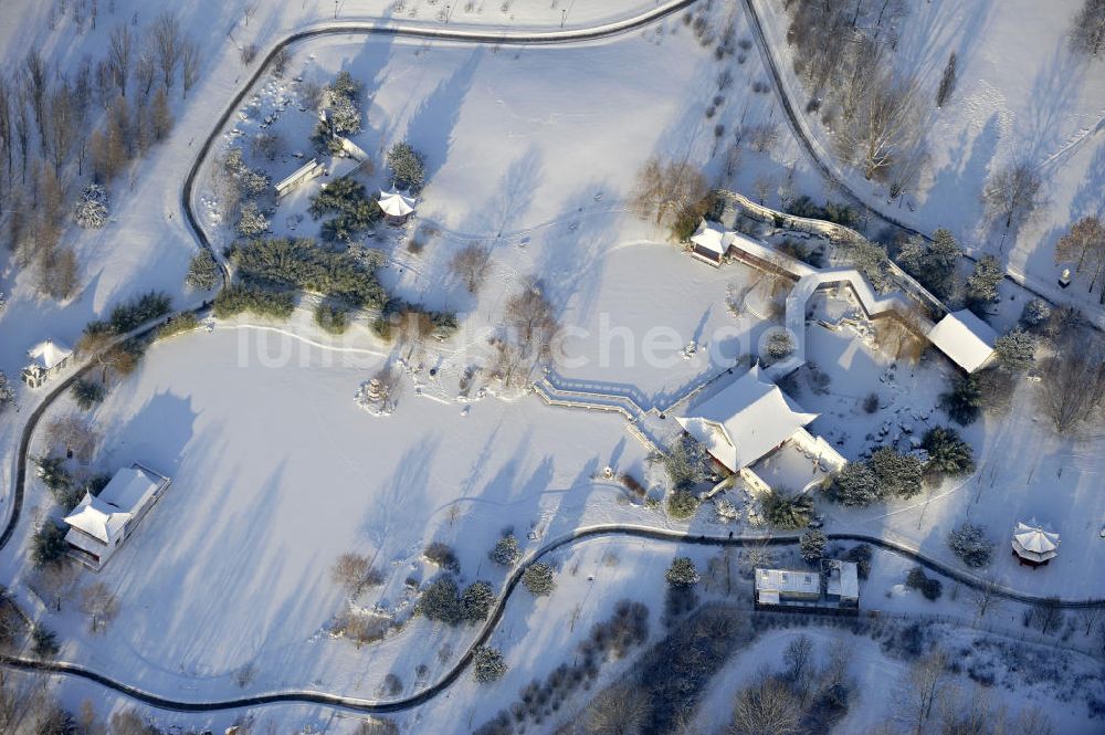 Luftaufnahme Berlin - Der winterlich verschneite Erholungspark Marzahn