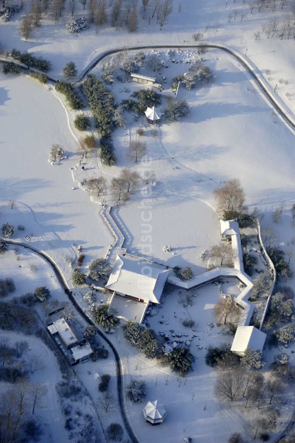 Berlin von oben - Der winterlich verschneite Erholungspark Marzahn