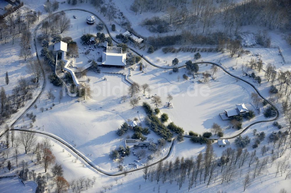 Berlin von oben - Der winterlich verschneite Erholungspark Marzahn