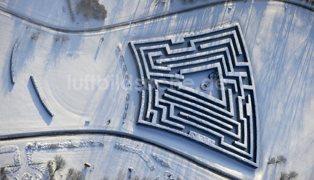 Berlin von oben - Der winterlich verschneite Irrgarten im Erholungspark Marzahn