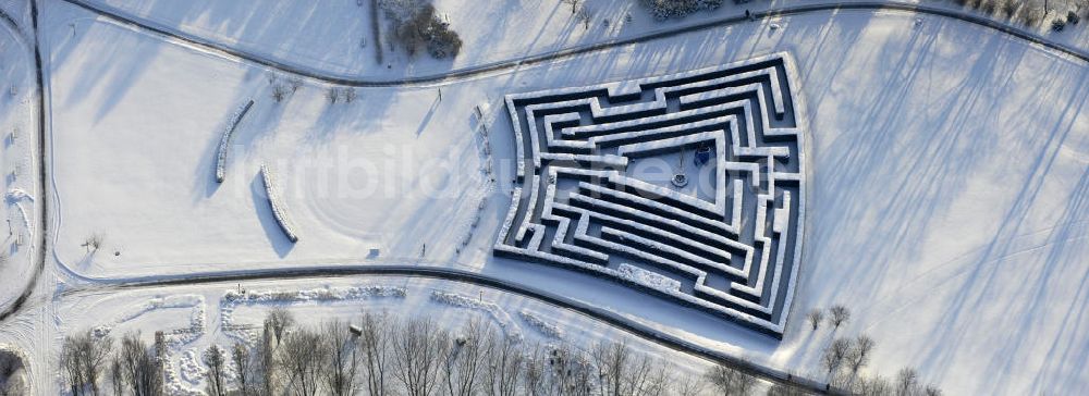 Berlin aus der Vogelperspektive: Der winterlich verschneite Irrgarten im Erholungspark Marzahn