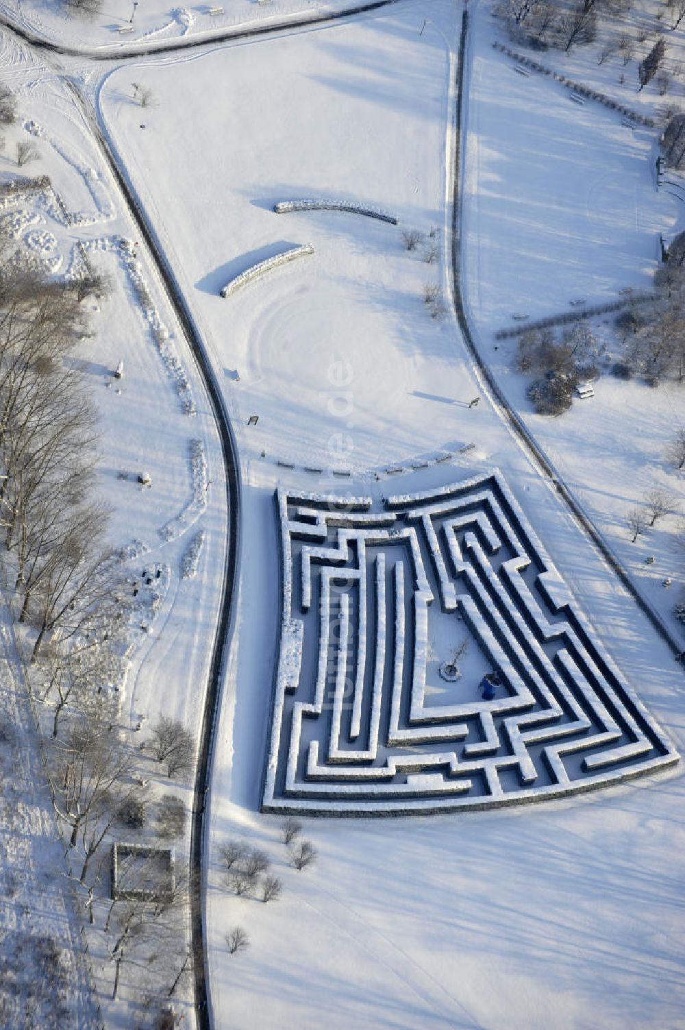 Berlin aus der Vogelperspektive: Der winterlich verschneite Irrgarten im Erholungspark Marzahn