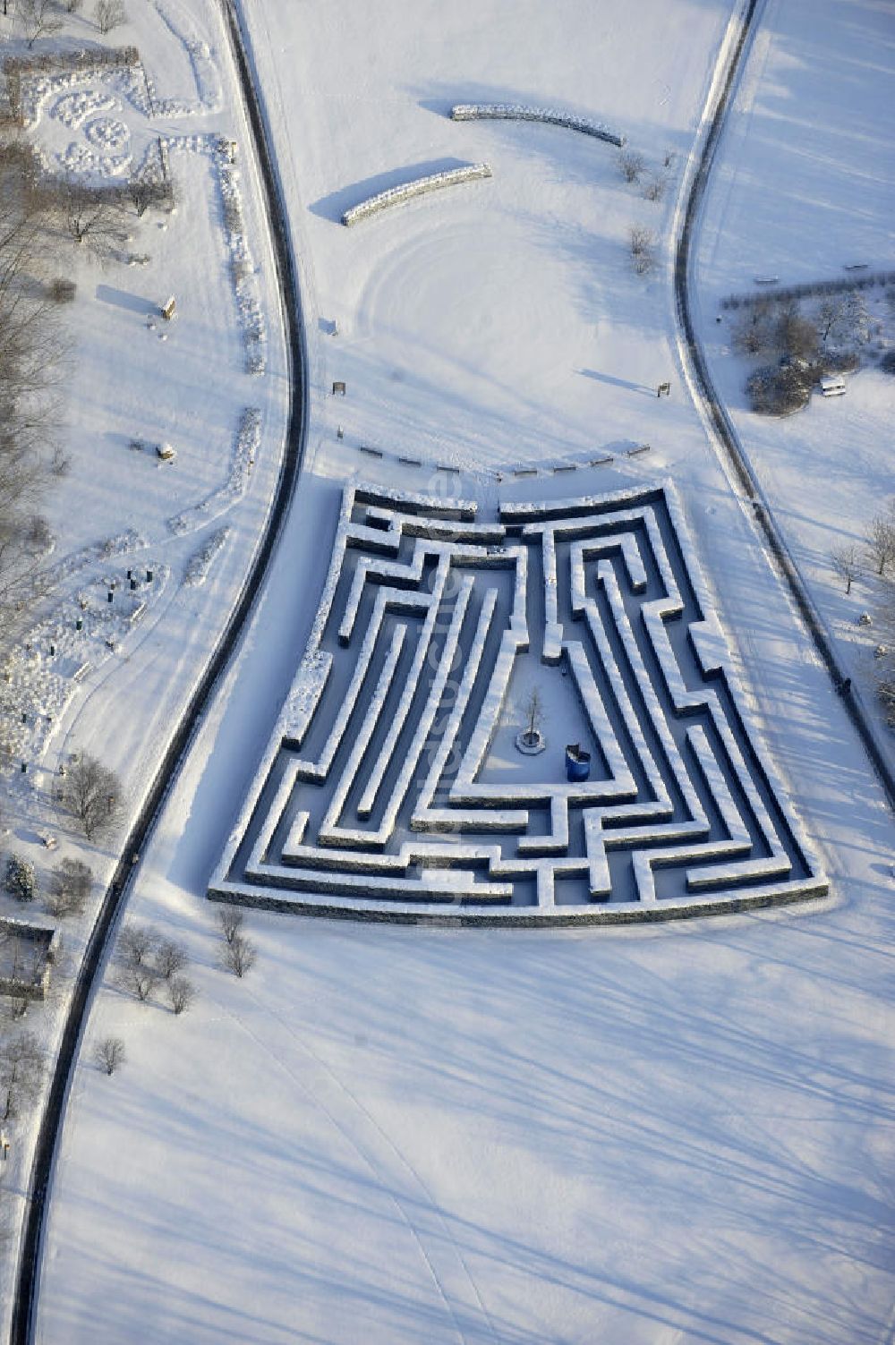 Luftbild Berlin - Der winterlich verschneite Irrgarten im Erholungspark Marzahn