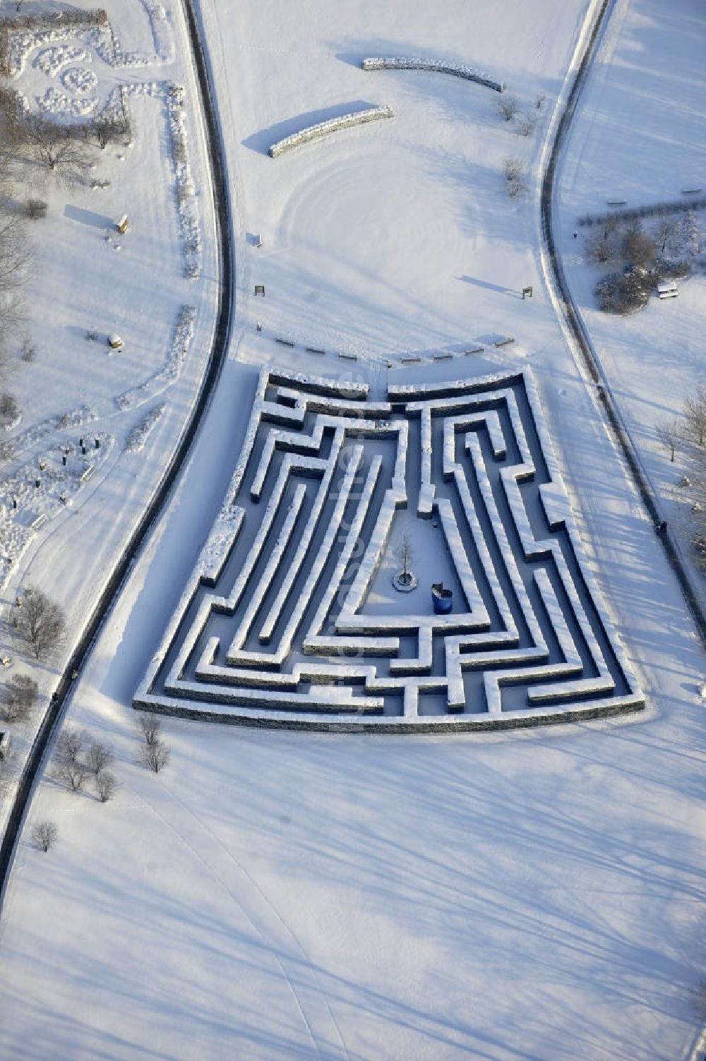 Luftaufnahme Berlin - Der winterlich verschneite Irrgarten im Erholungspark Marzahn