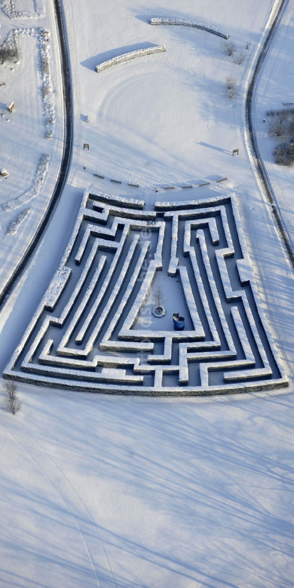 Berlin von oben - Der winterlich verschneite Irrgarten im Erholungspark Marzahn