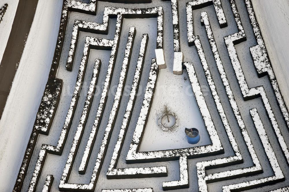 Luftbild Berlin - Der winterlich verschneite Irrgarten im Erholungspark Marzahn