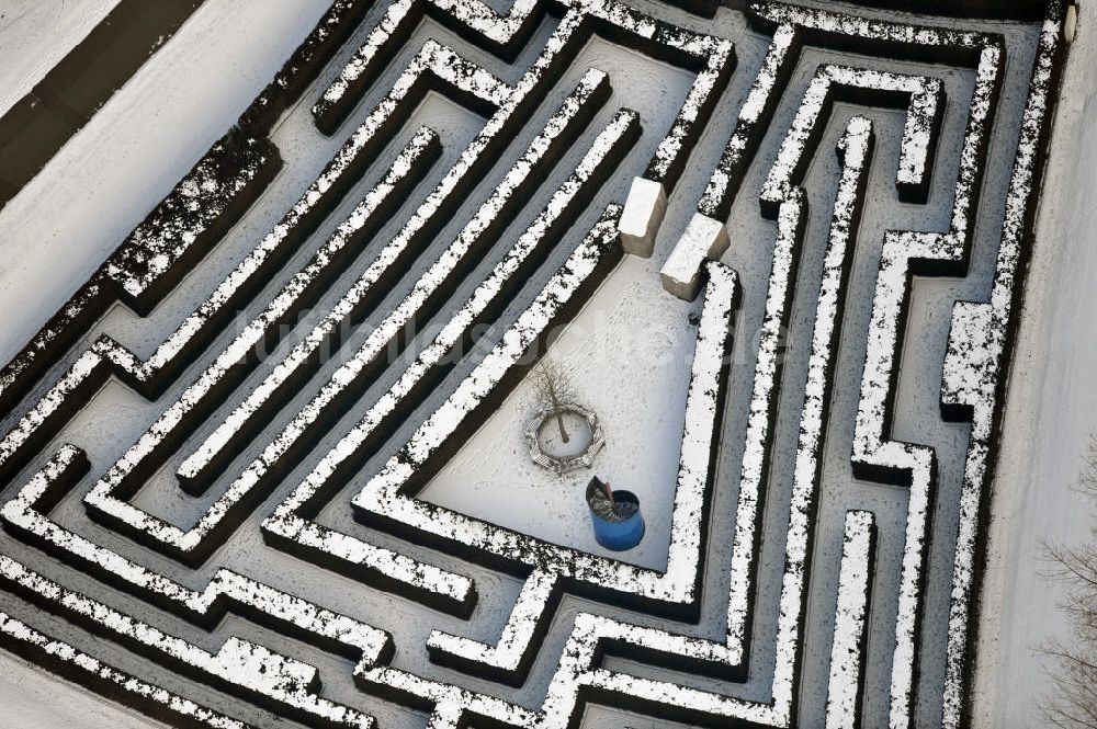 Luftaufnahme Berlin - Der winterlich verschneite Irrgarten im Erholungspark Marzahn