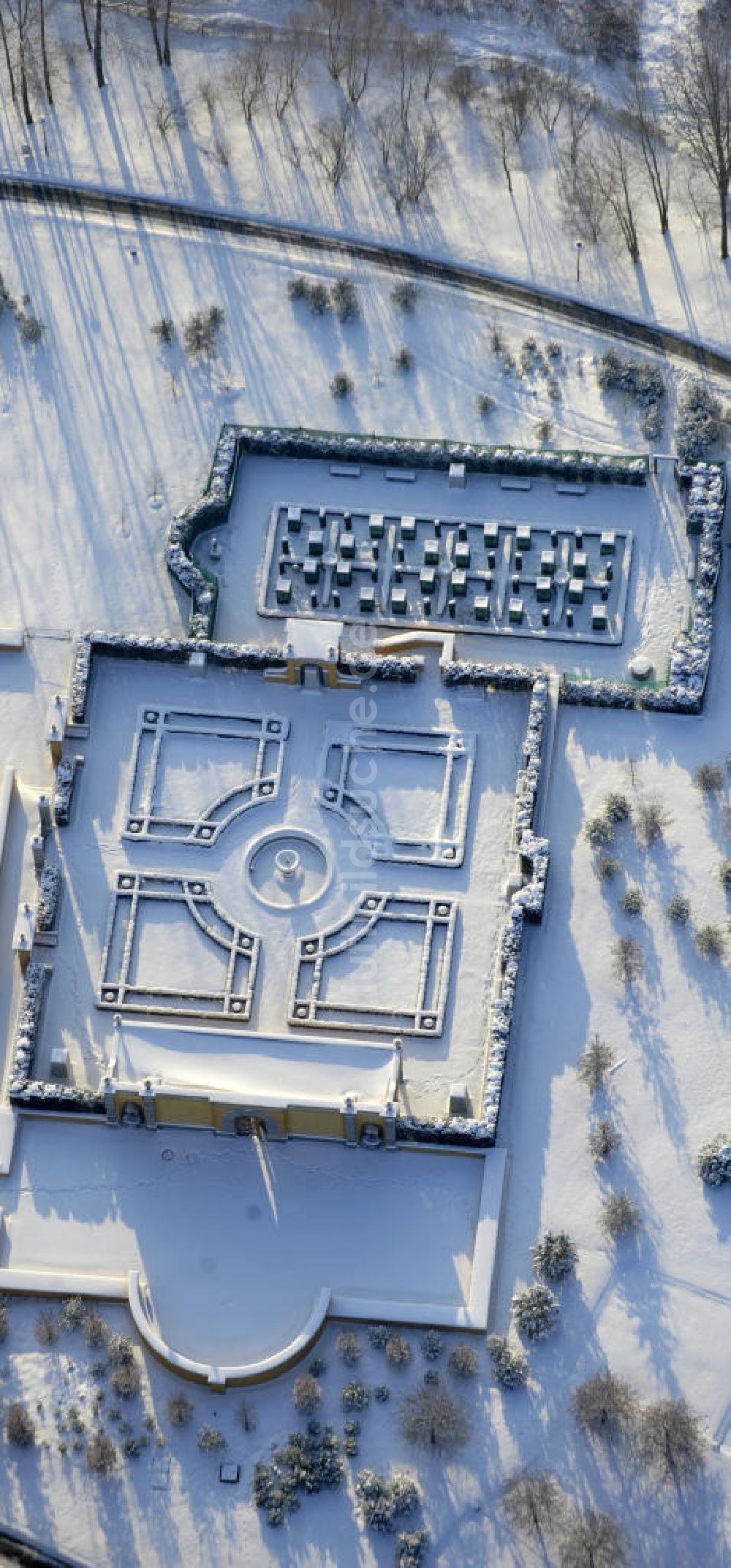 Berlin von oben - Der winterlich verschneite Italienischer Renaissance - Garten im Erholungspark Marzahn