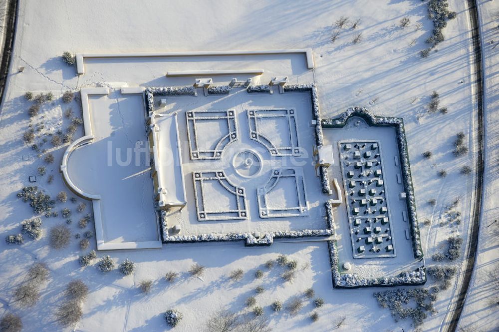 Luftbild Berlin - Der winterlich verschneite Italienischer Renaissance - Garten im Erholungspark Marzahn